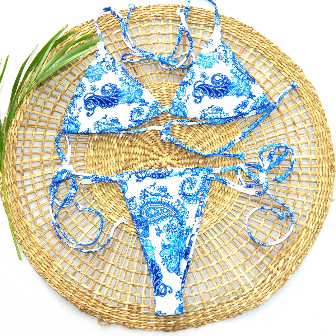 maillot de bain deux pièces modèle chino sur présentoir