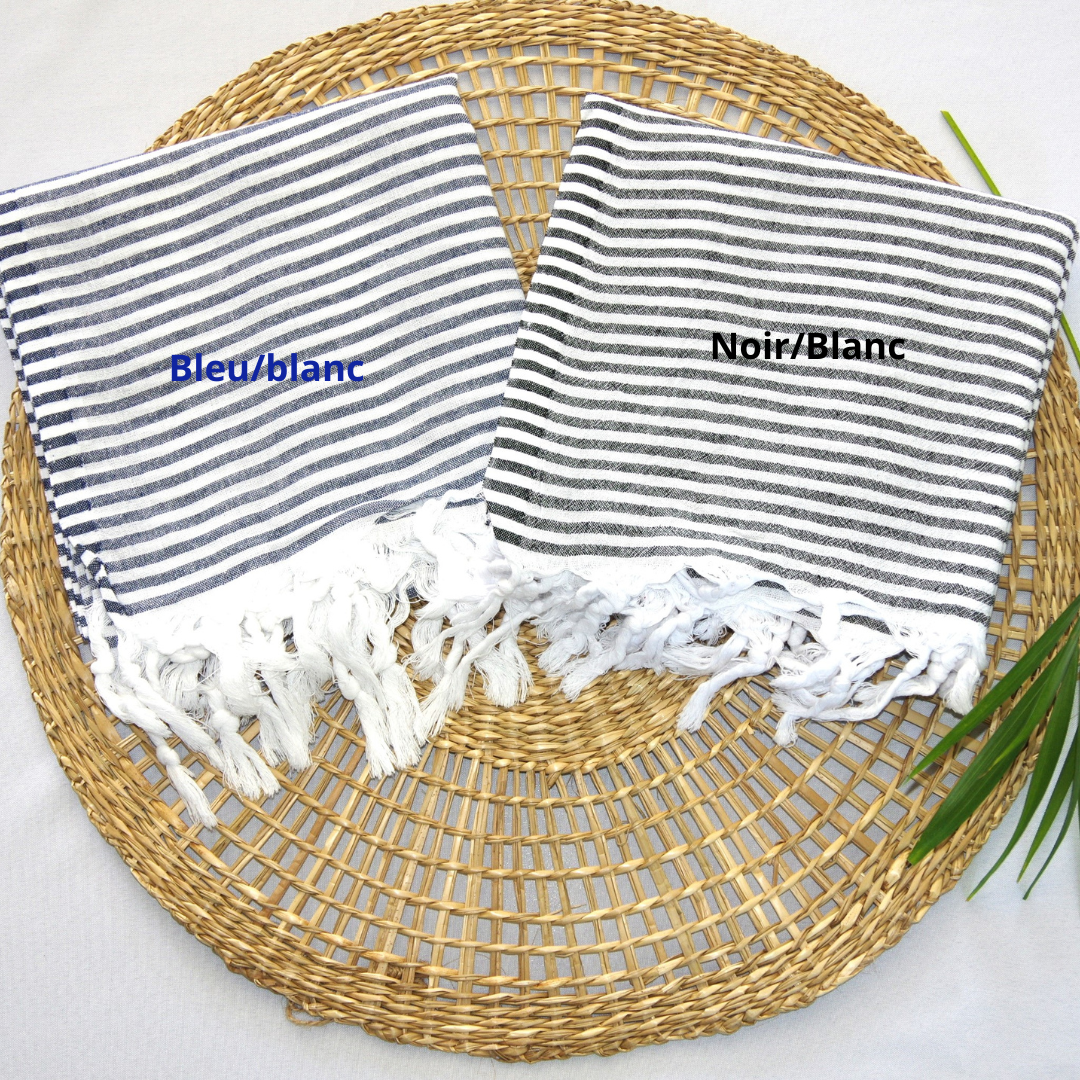 Fouta modèle mikado bleu blanc et noir blanc sur présentoir