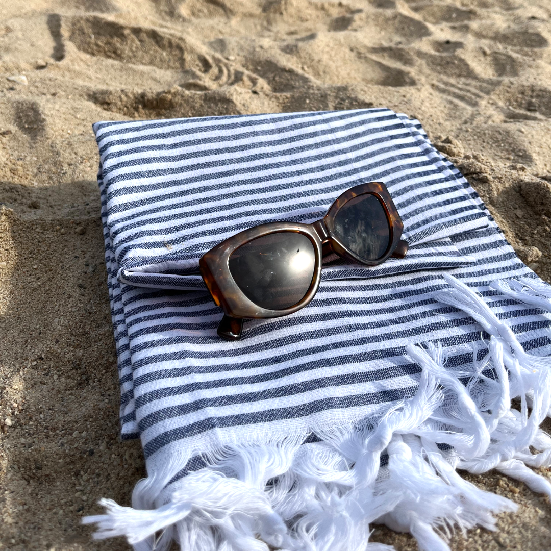 fouta modèle mikado bleu blanc sur la plage