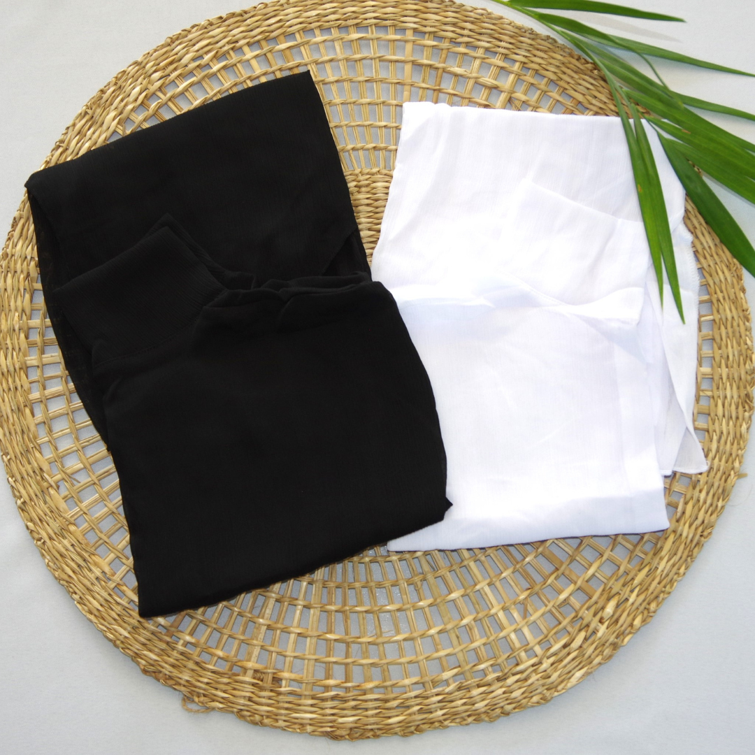 tenue de plage modèle kimono noir et blanc sur présentoir