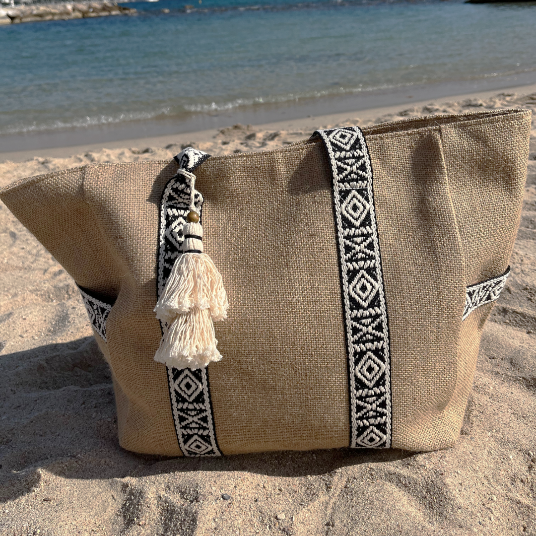 sac modèle sombrero noir sur plage