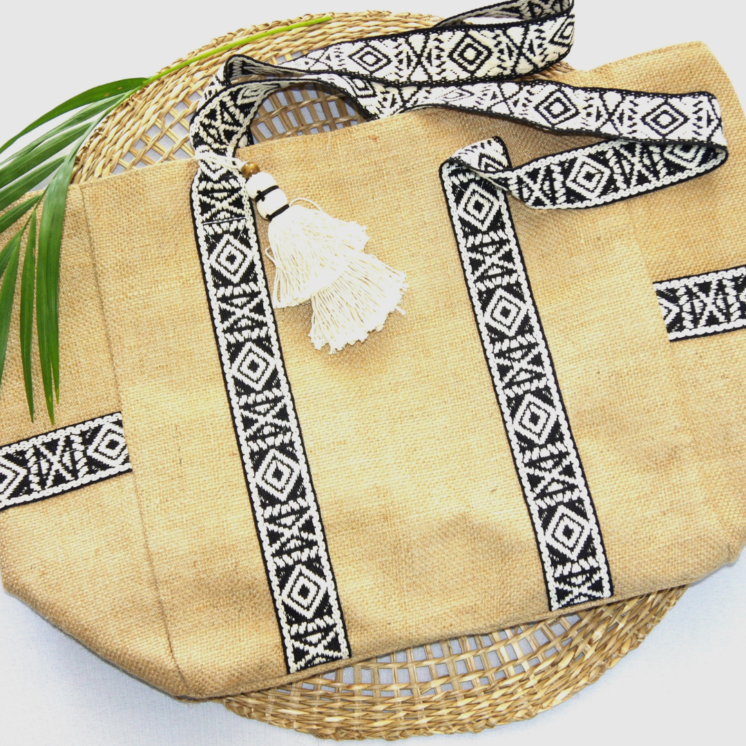 sac modèle sombrero noir sur présentoir