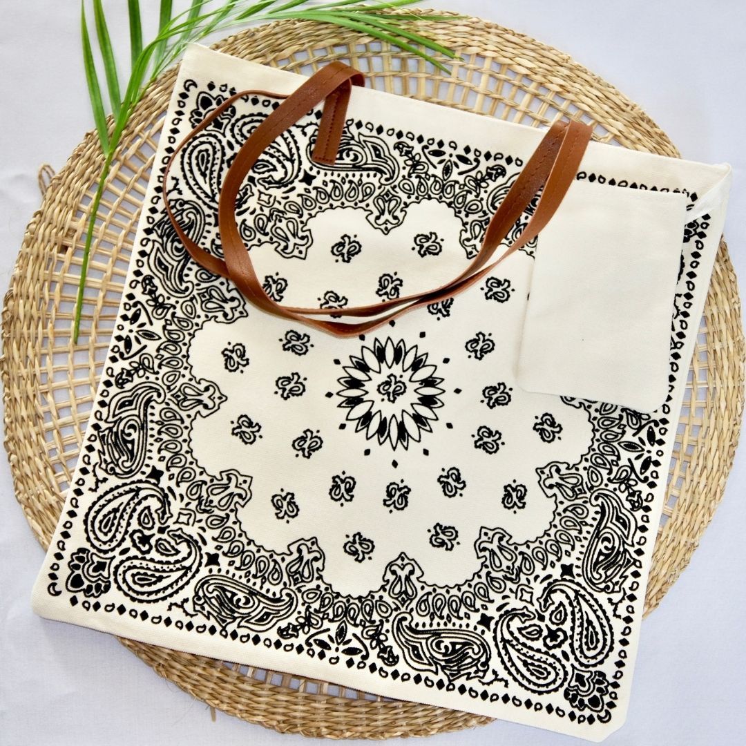 Sac de plage modèle Baya blanc et noir sur présentoir