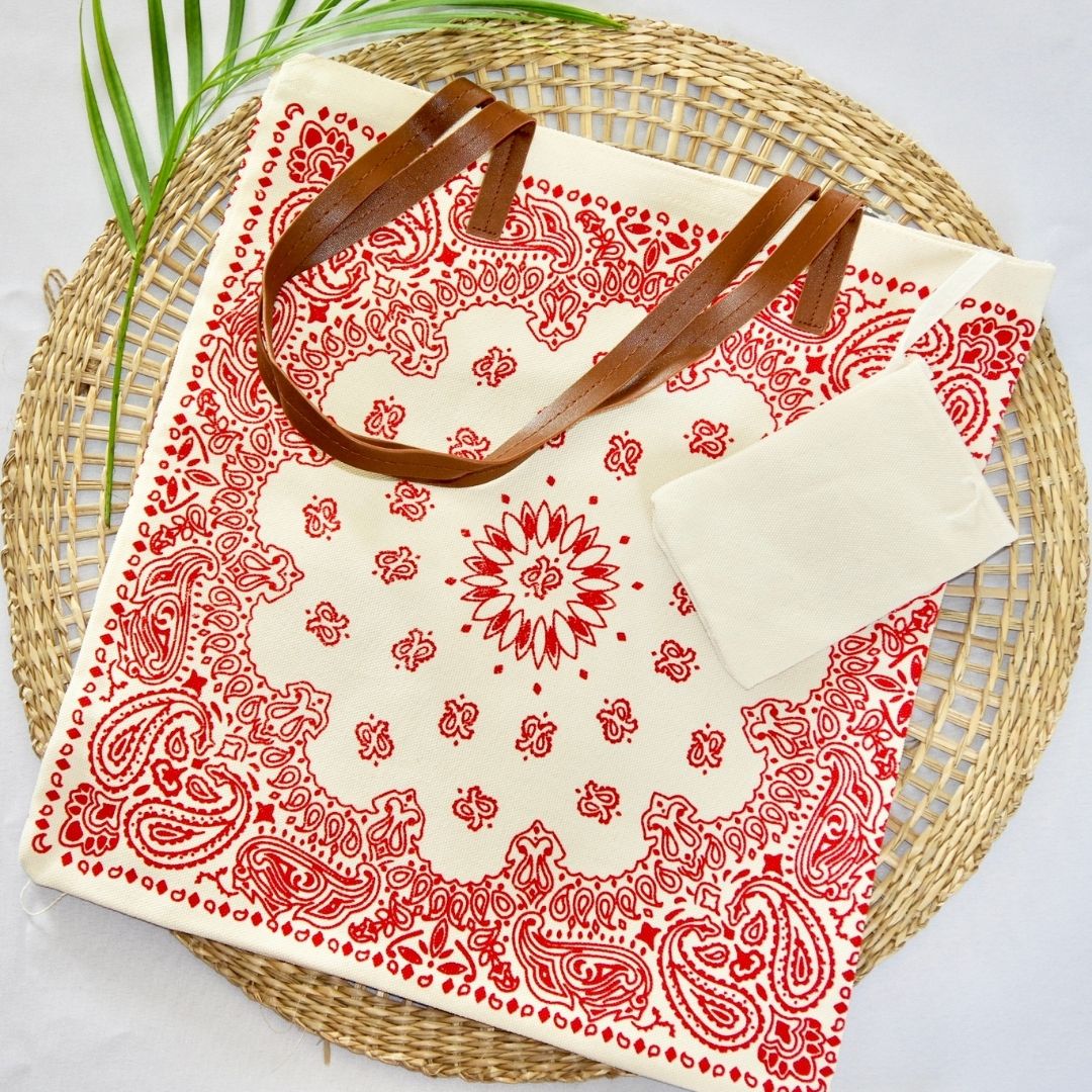 Sac de plage modèle Baya blanc et rouge sur présentoir