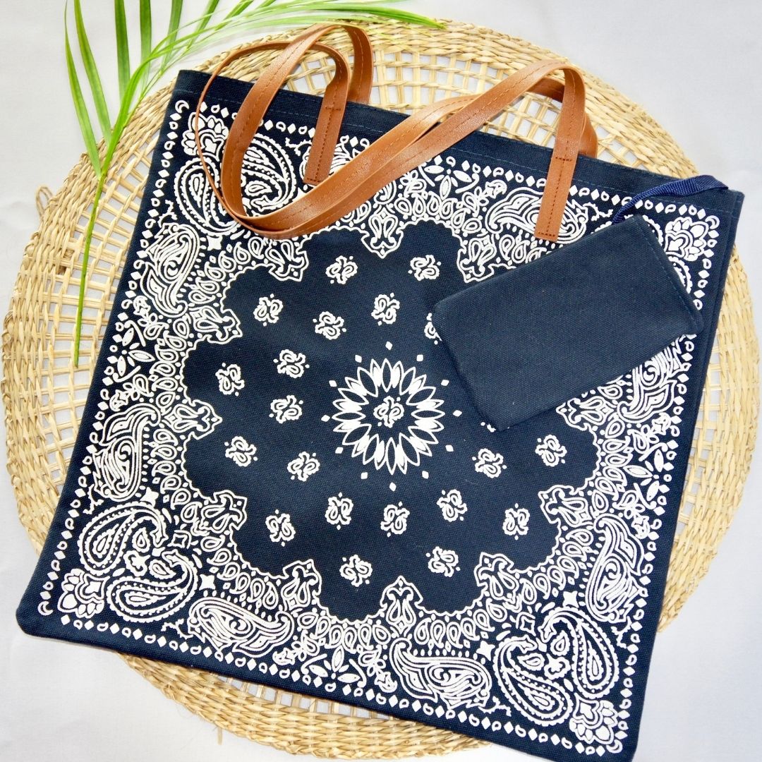 Sac de plage modèle Baya bleu et blanc sur présentoir