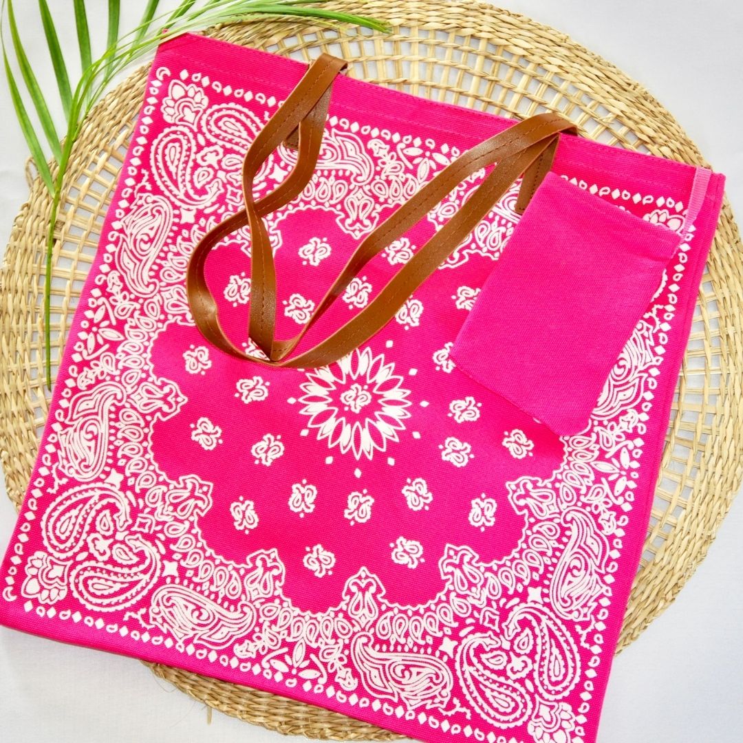 Sac de plage modèle Baya rose et blanc sur présentoir