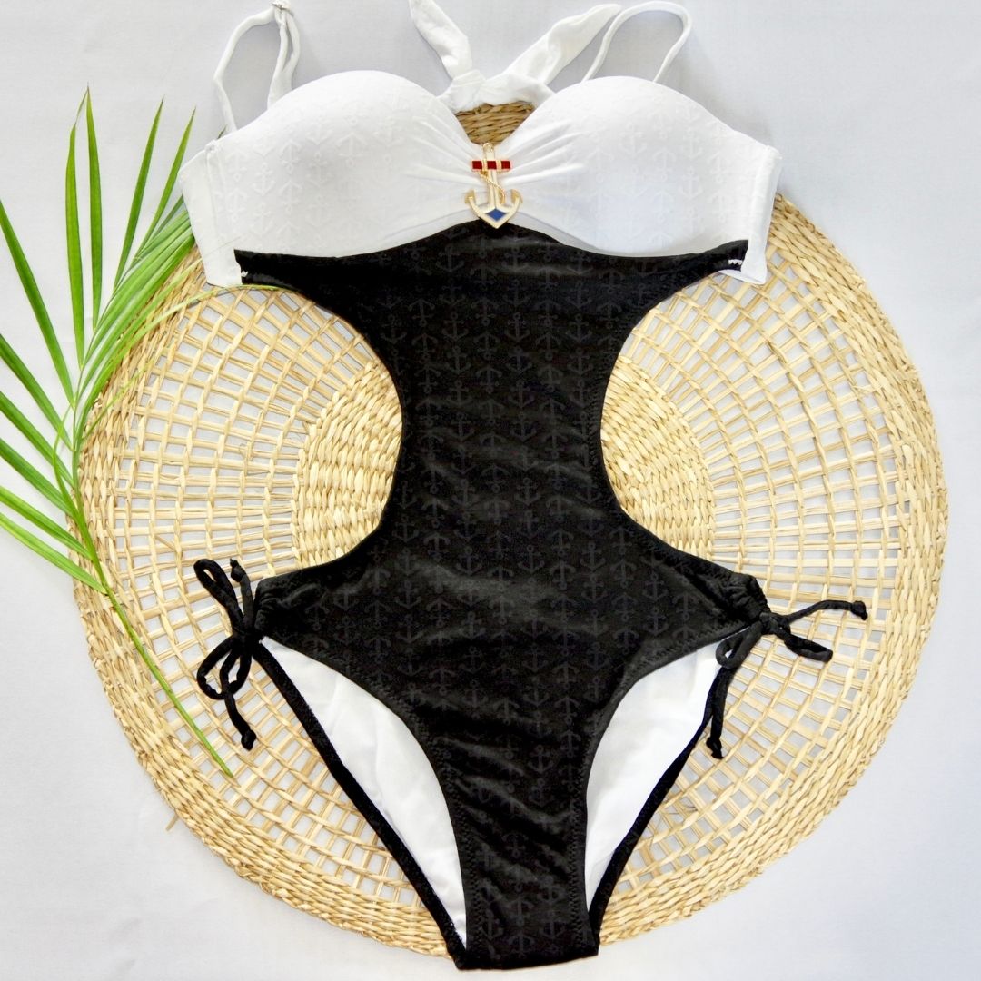 Maillot de bain une pièce modèle Bella noir et blanc sur présentoir