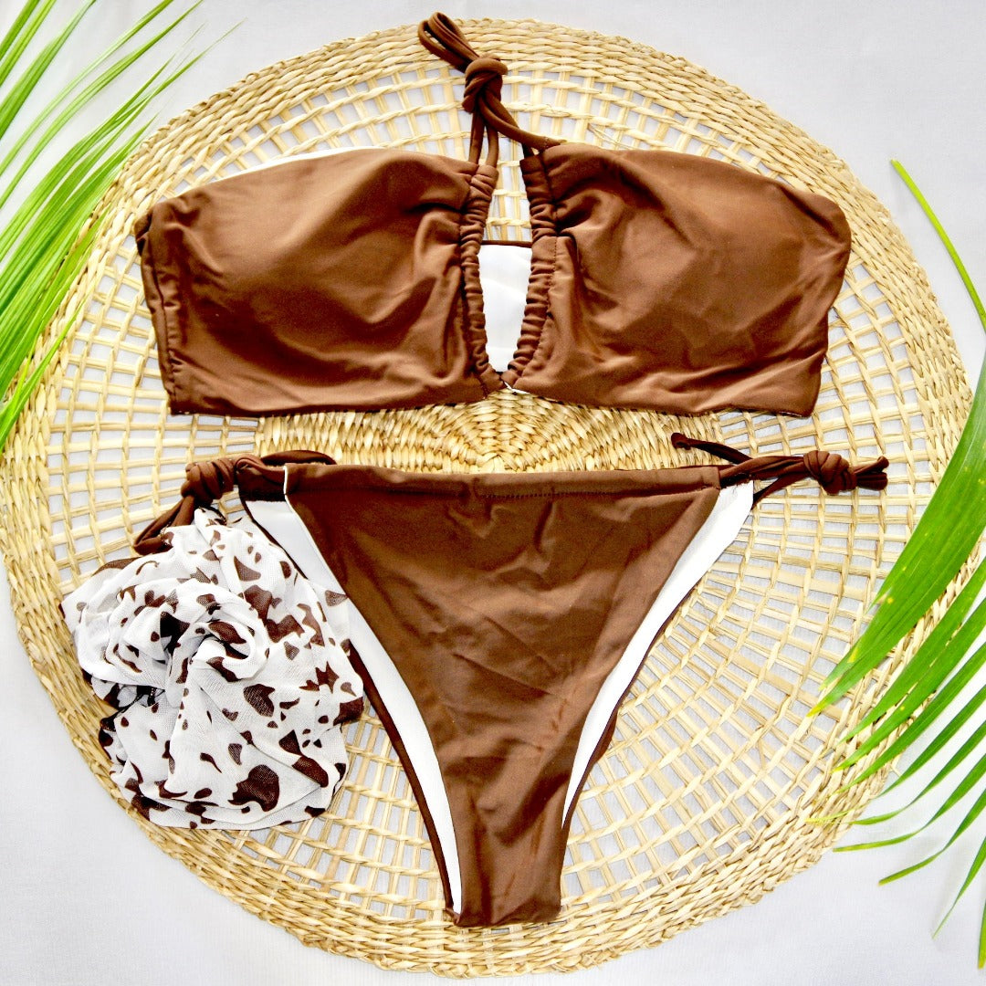 Ensemble de maillot de bain modèle Cawa blanc et marron sur présentoir