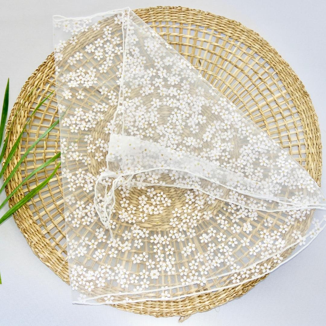Paréo modèle Kaia blanc à fleurs sur présentoir