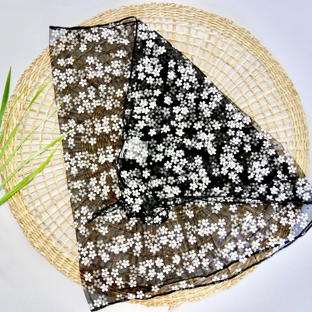 Paréo modèle Kaia noir à fleurs sur présentoir