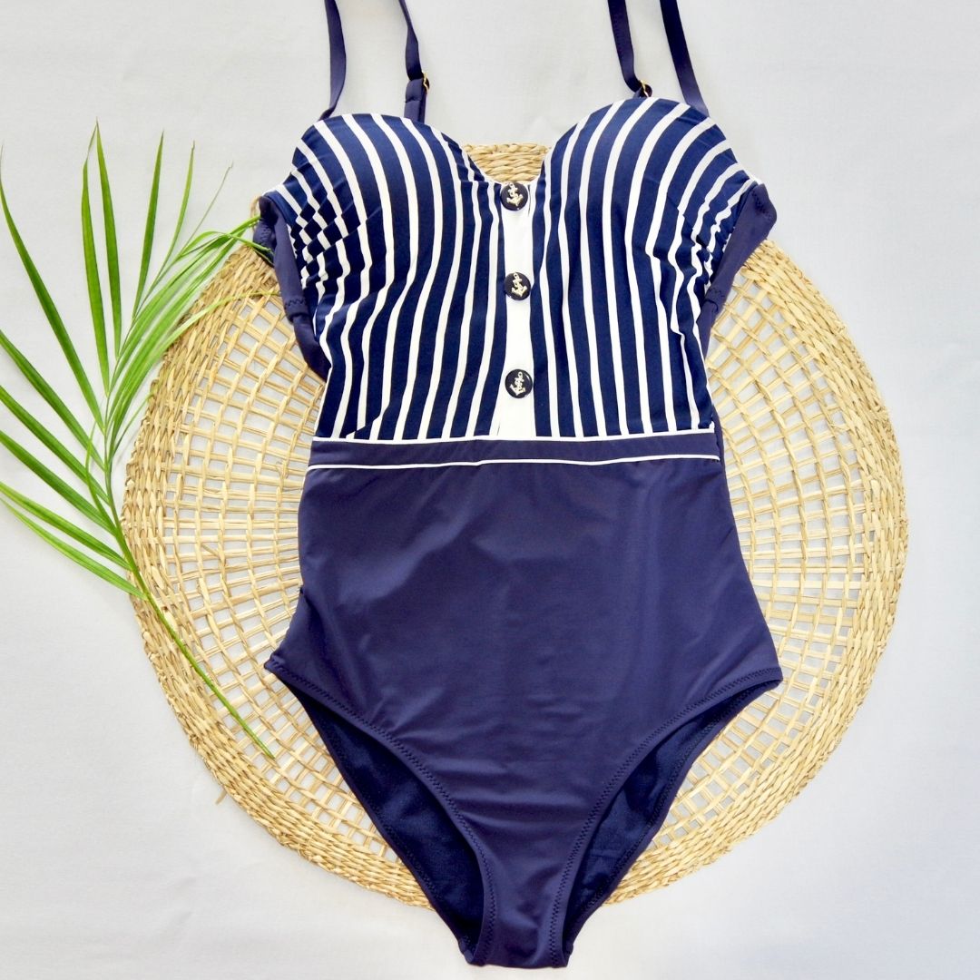 Maillot de bain une pièce modèle Maya bleu sur présentoir