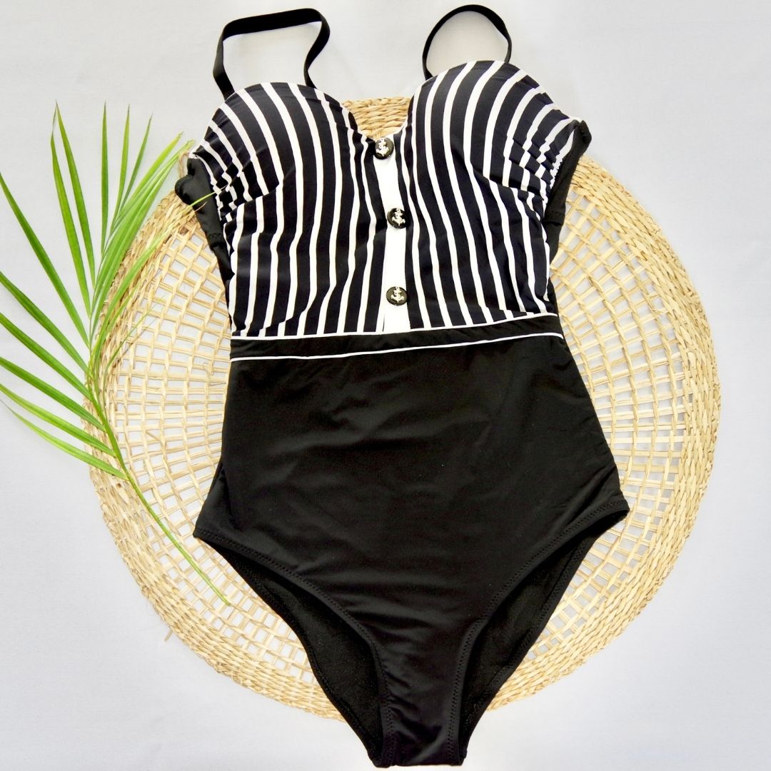 Maillot de bain une pièce modèle Maya noir sur présentoir