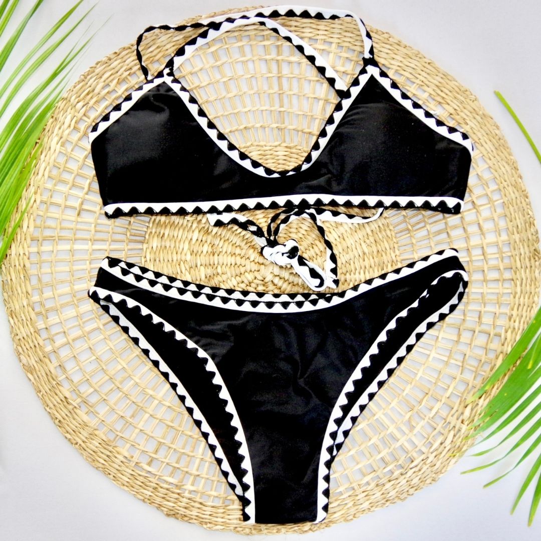 Ensemble de maillot de bain modèle Mohea noir et blanc sur présentoir