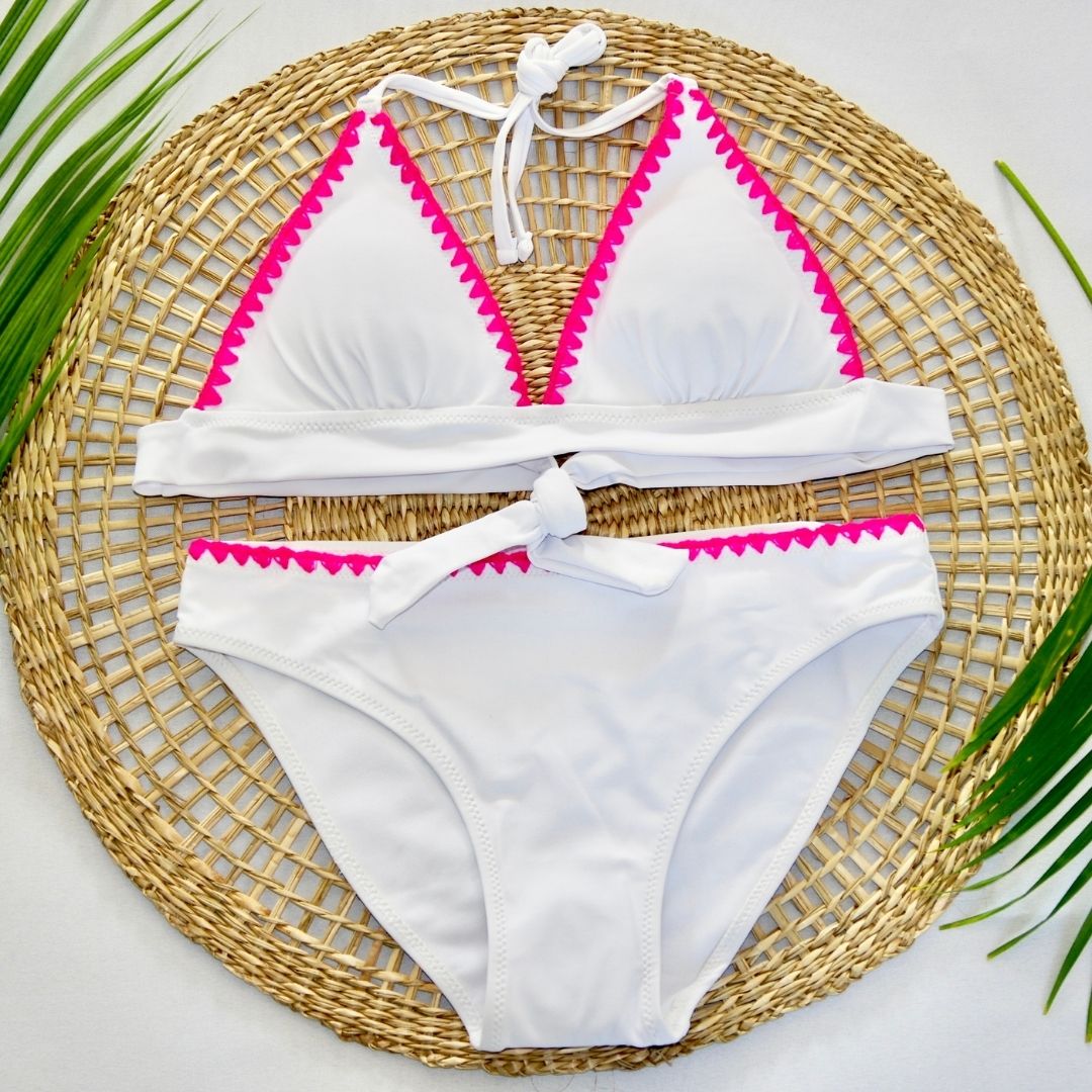 Ensemble de maillot de bain modèle Solaya blanc et rose sur présentoir