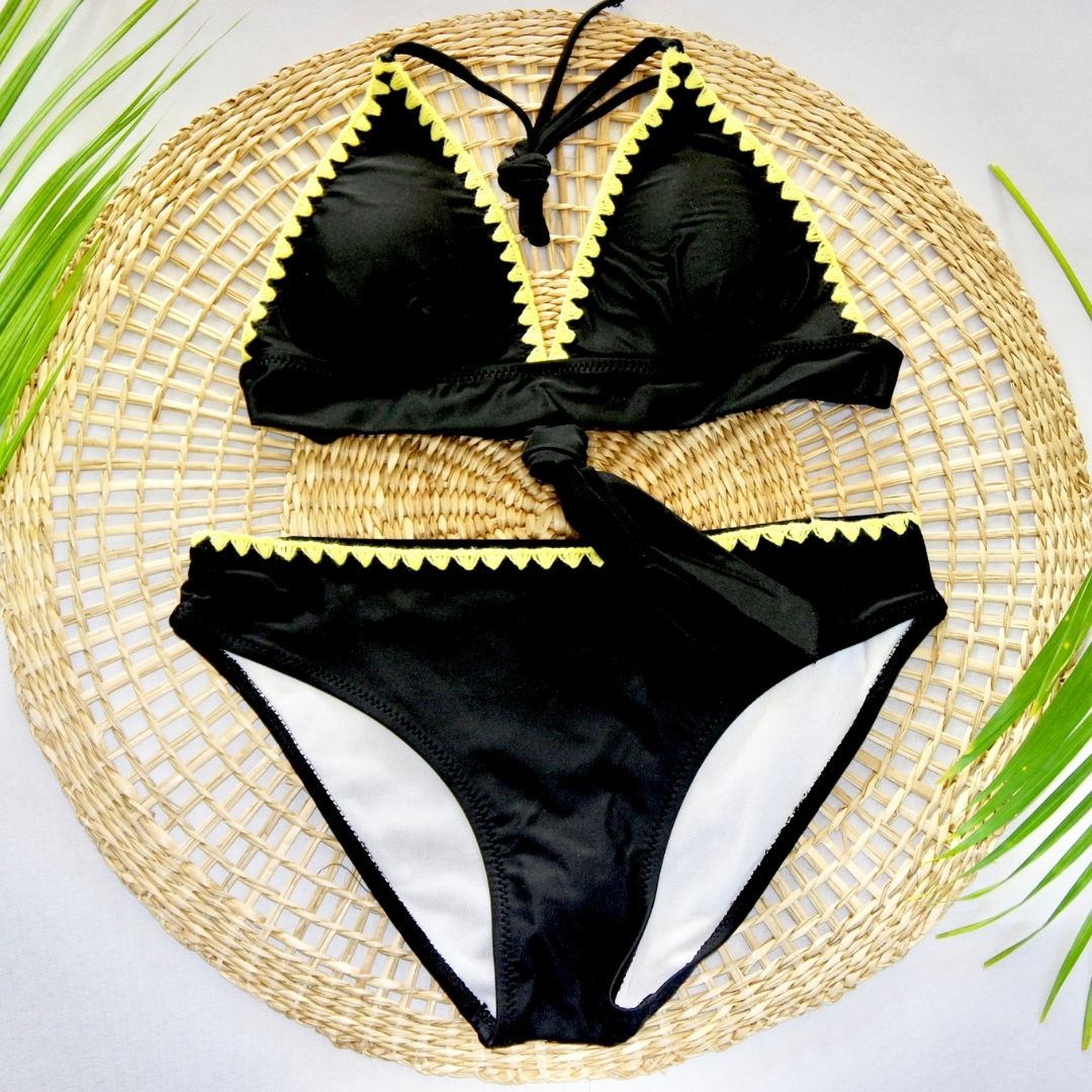 Ensemble de maillot de bain modèle Solaya noir et jaune sur présentoir