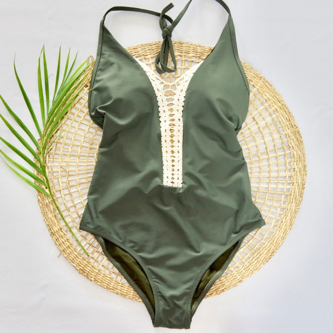 Maillot de bain une pièce modèle Yuna kaki sur présentoir