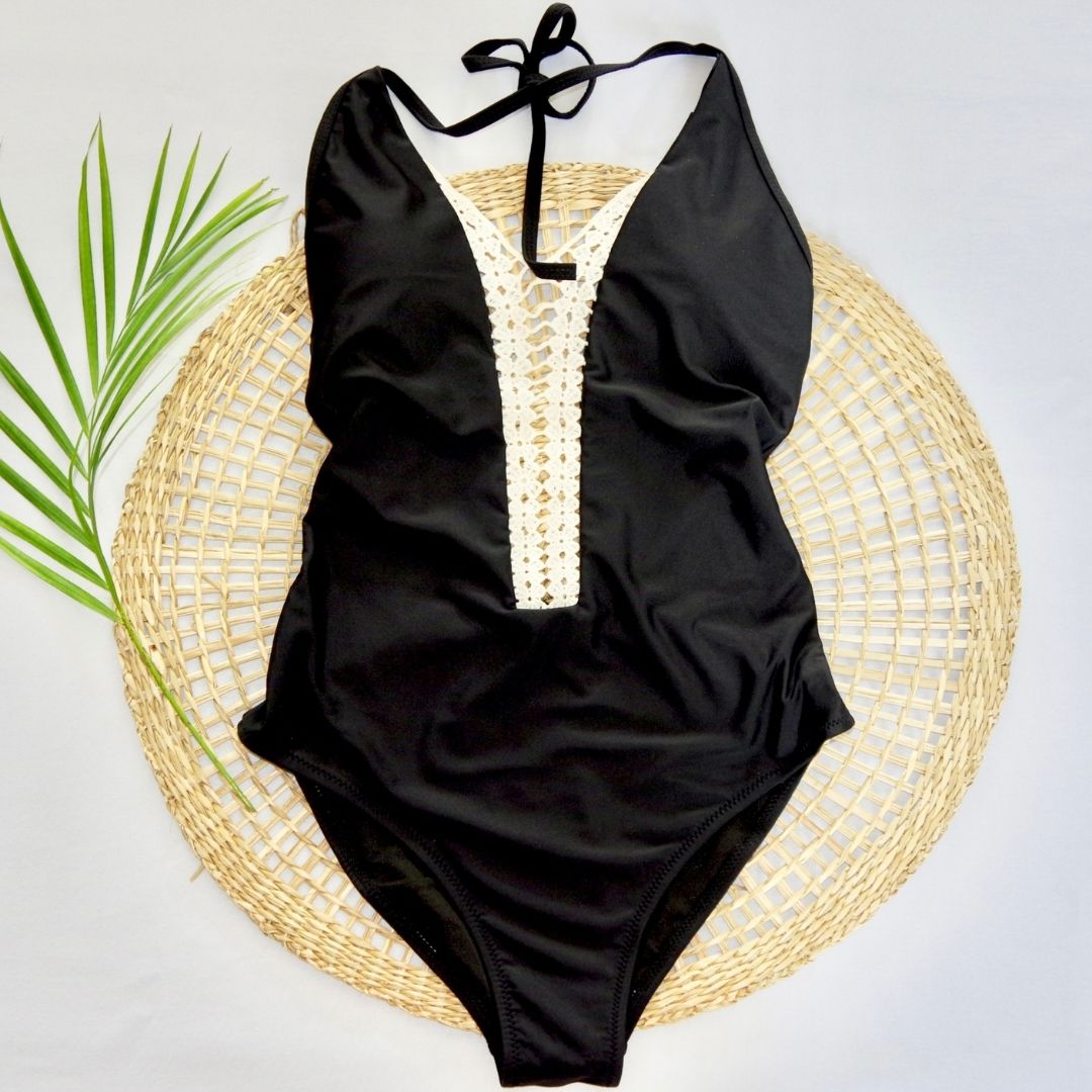 Maillot de bain une pièce modèle Yuna noir sur présentoir