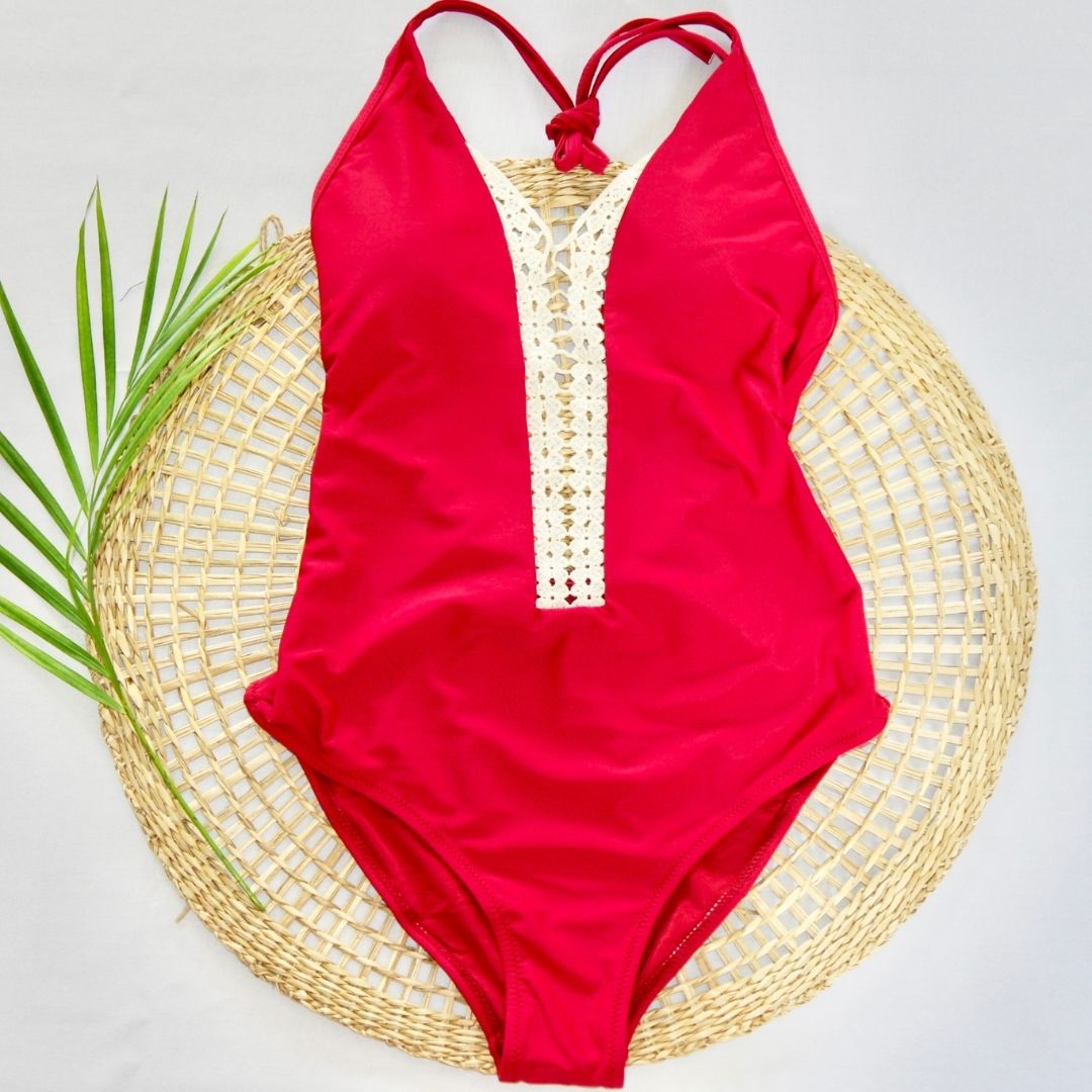 Maillot de bain une pièce modèle Yuna rouge sur présentoir
