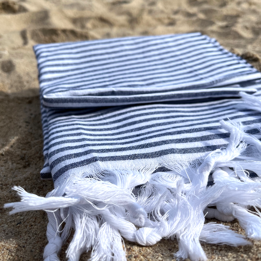 fouta modèle mikado bleu blanc sur la plage