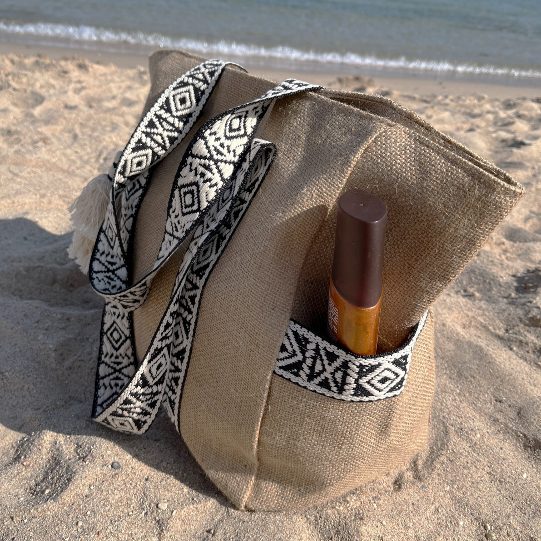 sac modèle sombrero noir sur la plage