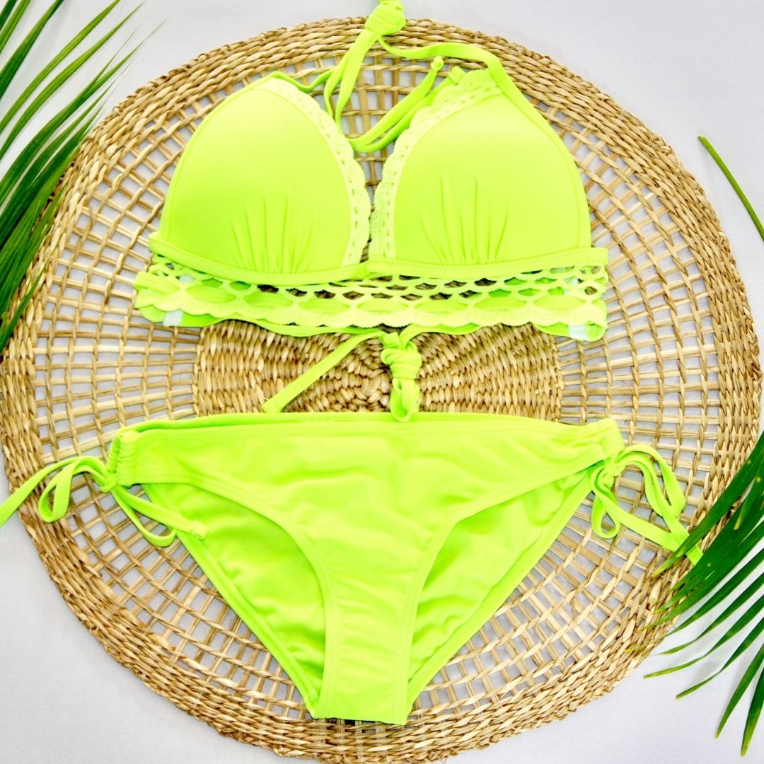 Ensemble de maillot de bain modèle Ihana vert pomme sur présentoir