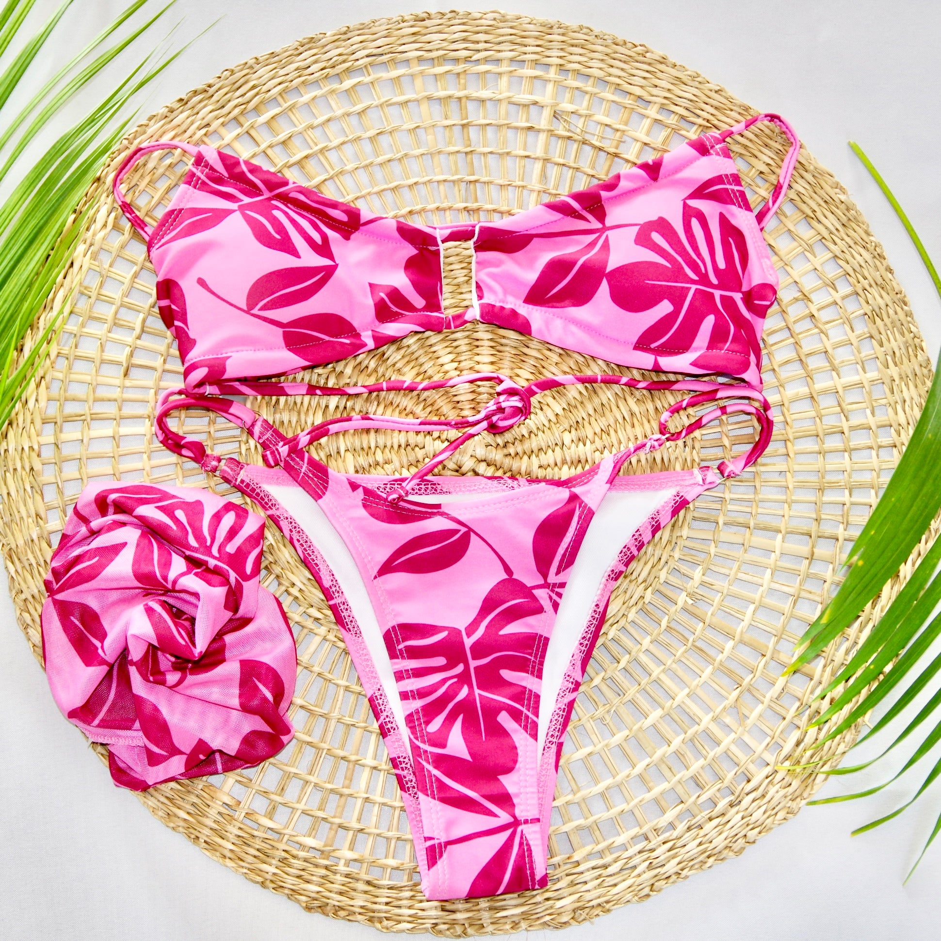 Ensemble de maillot de bain modèle Rosa imprimés tropicaux roses sur présentoir